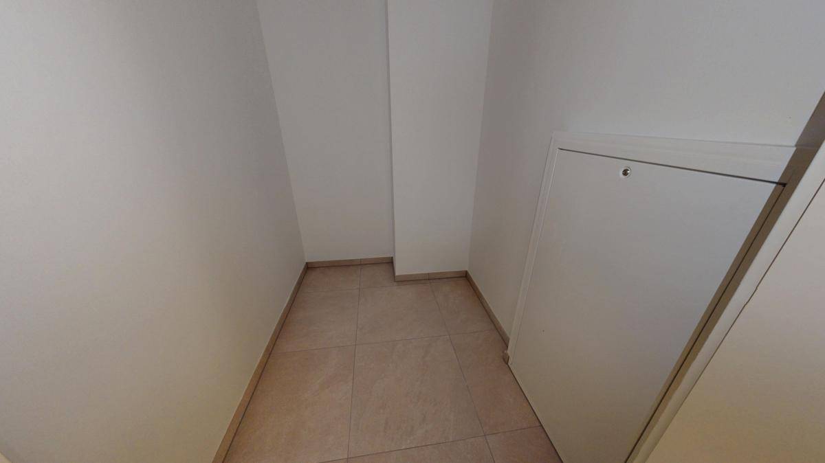 Praktischer Abstellraum mit Fliesenboden, ideal für zusätzlichen Stauraum im Haushalt.