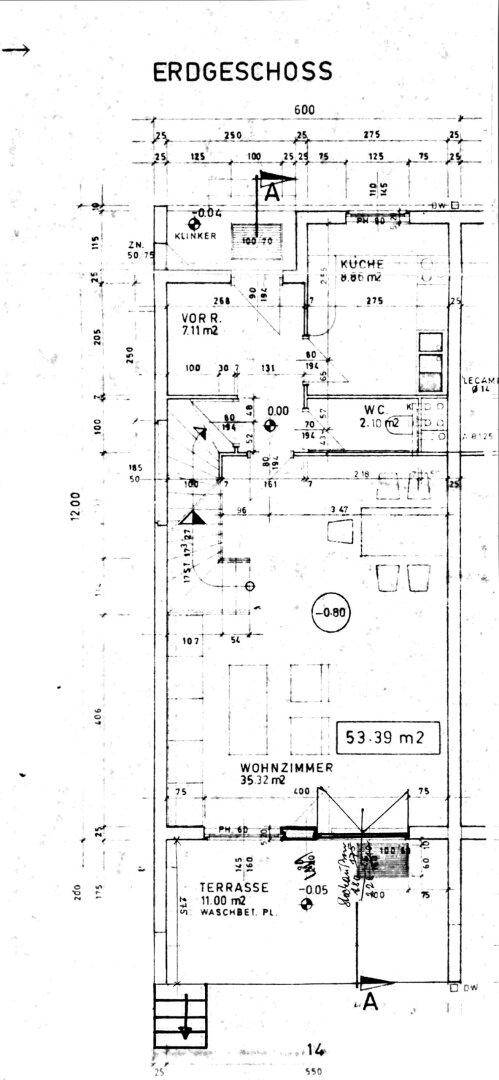 Grundriss des Erdgeschosses mit Wohnzimmer, Küche, WC und Terrasse.