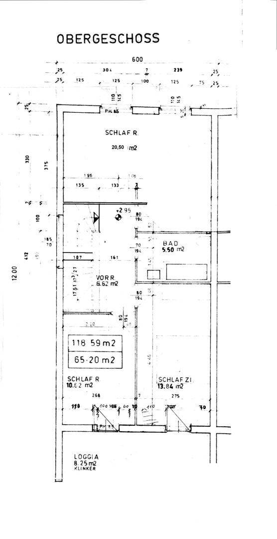 Grundriss des Obergeschosses mit drei Schlafzimmern, Bad und Loggia.
