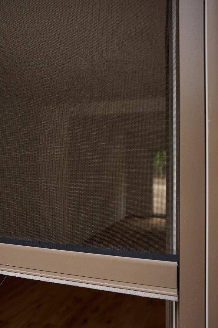 Detailansicht eines Fensters mit integriertem Insektenschutzgitter.