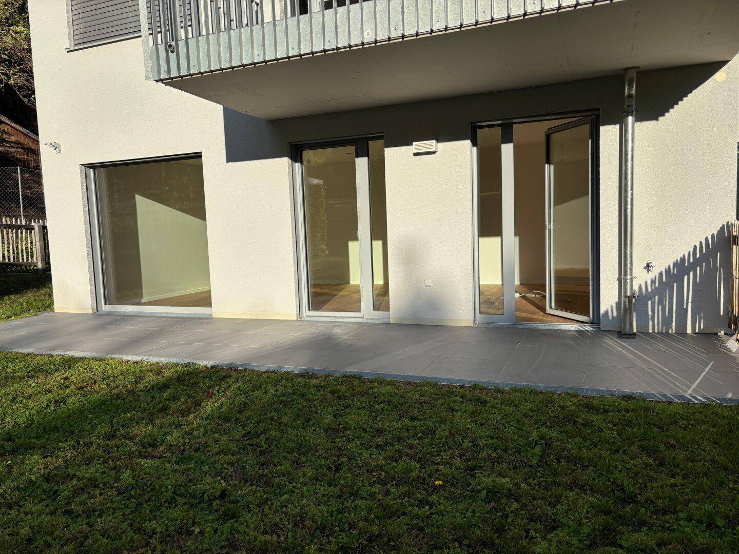 Sonniger Terrassenbereich mit großzügigen Fensterfronten, die viel Licht in die Innenräume lassen.