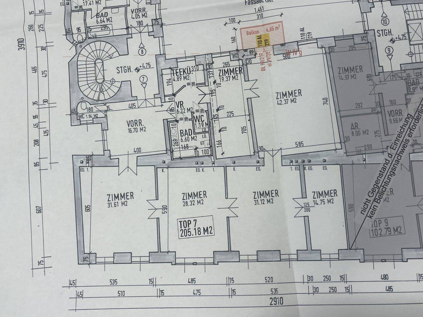 Detaillierter Grundriss einer Wohnung mit mehreren Zimmern, Bad und Balkon.