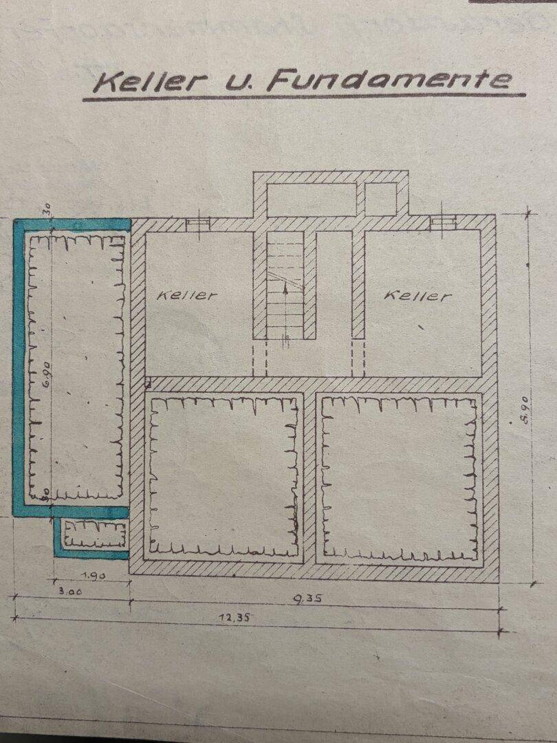 Historischer Grundriss des Kellers und der Fundamente mit mehreren Räumen.
