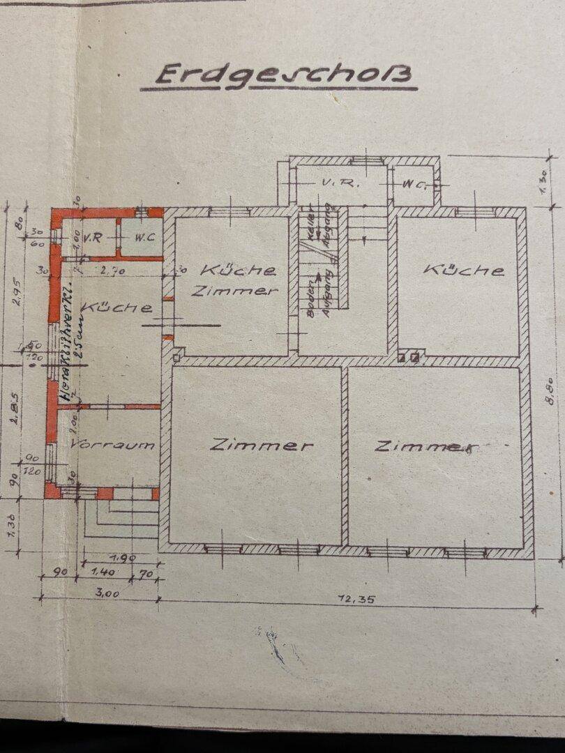 Grundriss des Erdgeschosses mit Küche, Zimmern und WC-Bereichen.