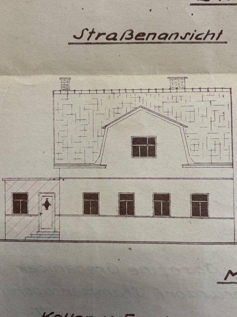 Architektonische Zeichnung der Straßenansicht eines Hauses mit Satteldach.