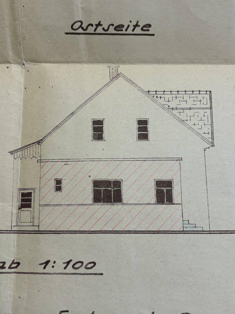 Architektonische Zeichnung der Seitenansicht eines Hauses mit Giebeldach und Fenstern.