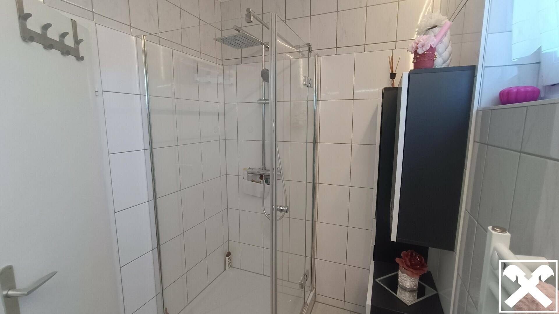 Badezimmer mit Dusche