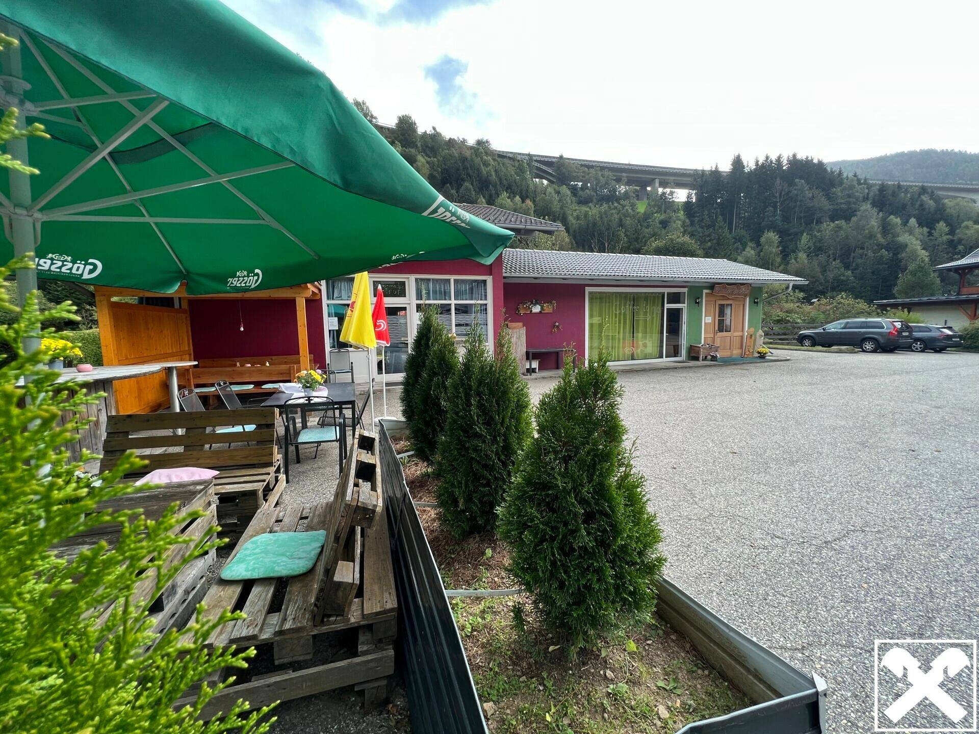 Cafe mit großem Parkplatz