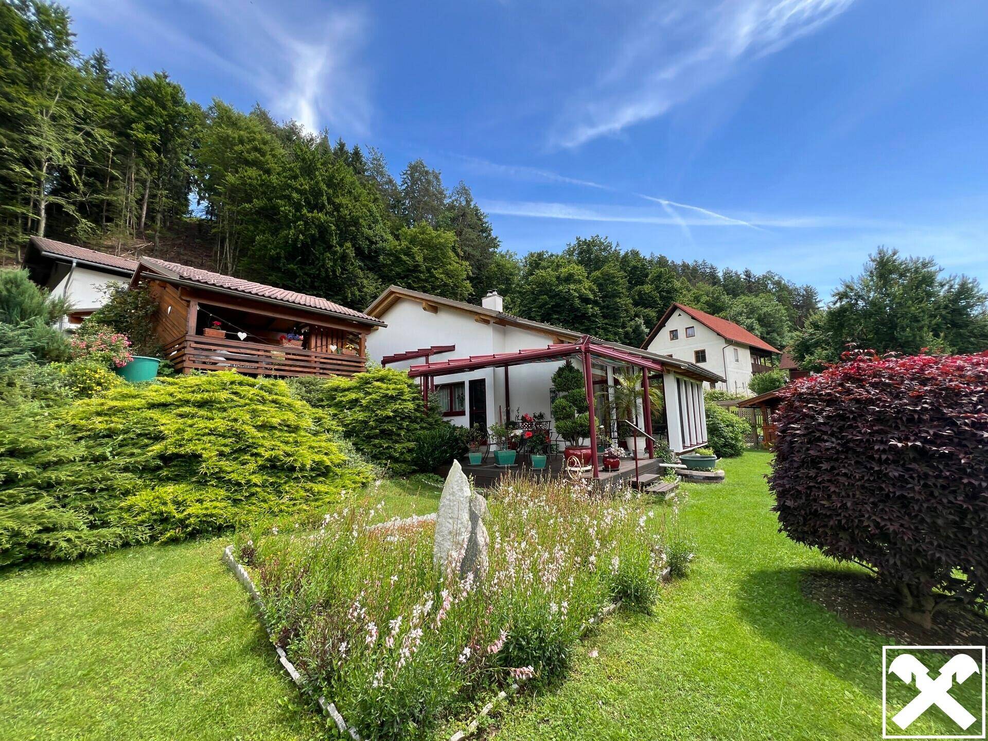 Bungalow mit Carport-Südwestansicht und Garten