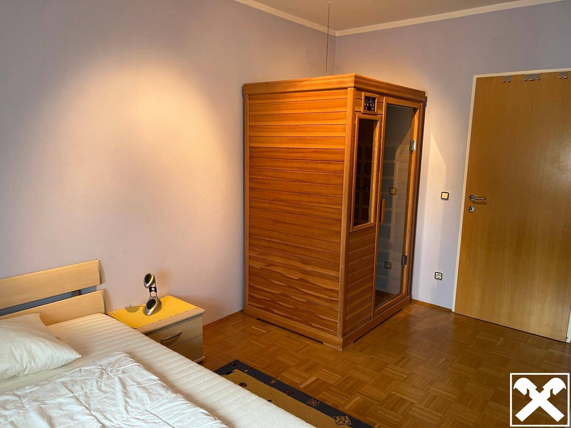 Schlafzimmer mit Infrarotkabine