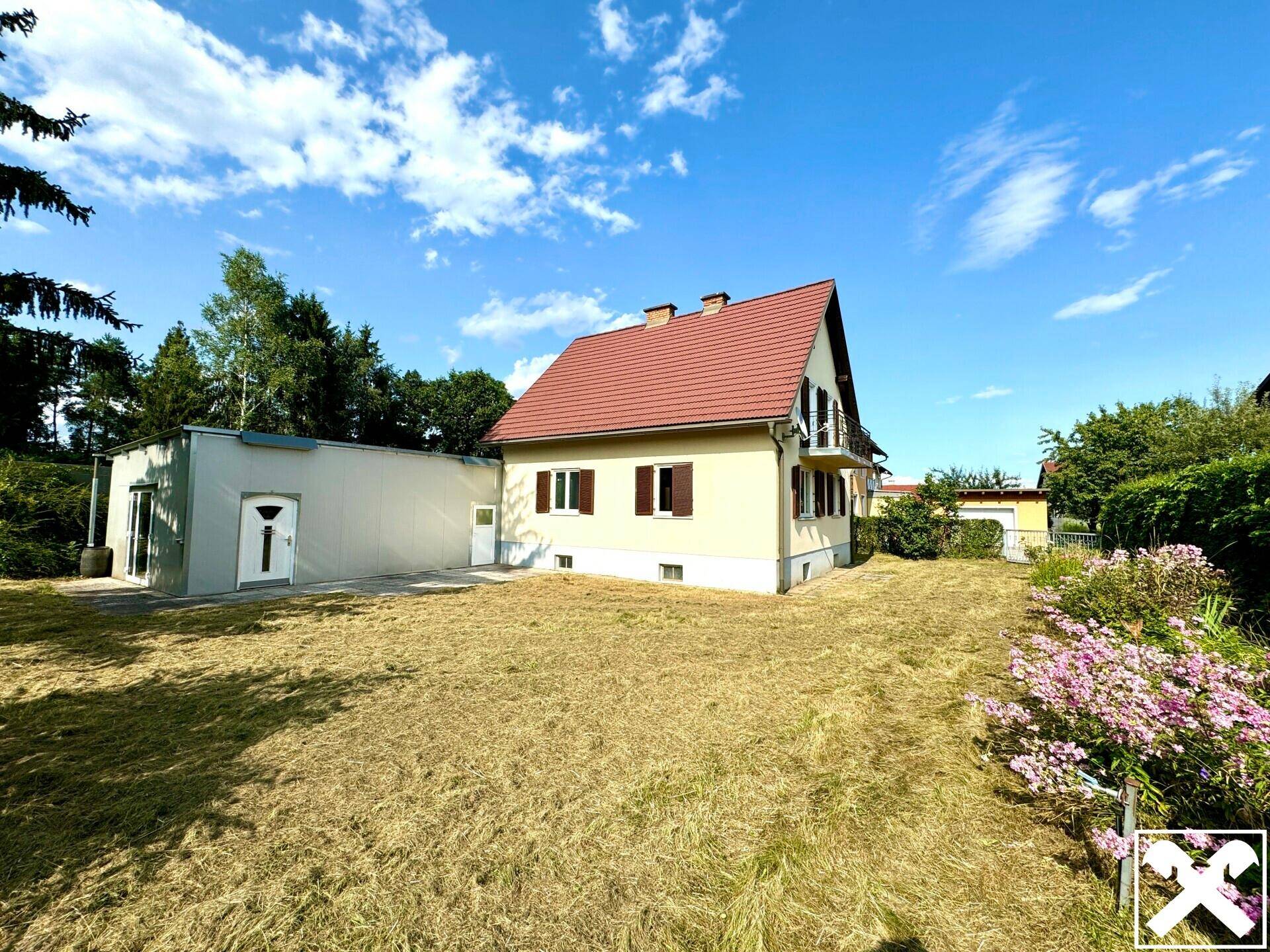 Außenansicht Haus mit Doppelcarport/Lagerraum