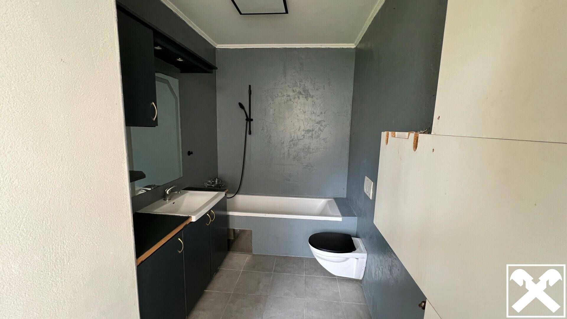 Bad mit WC und Badewanne