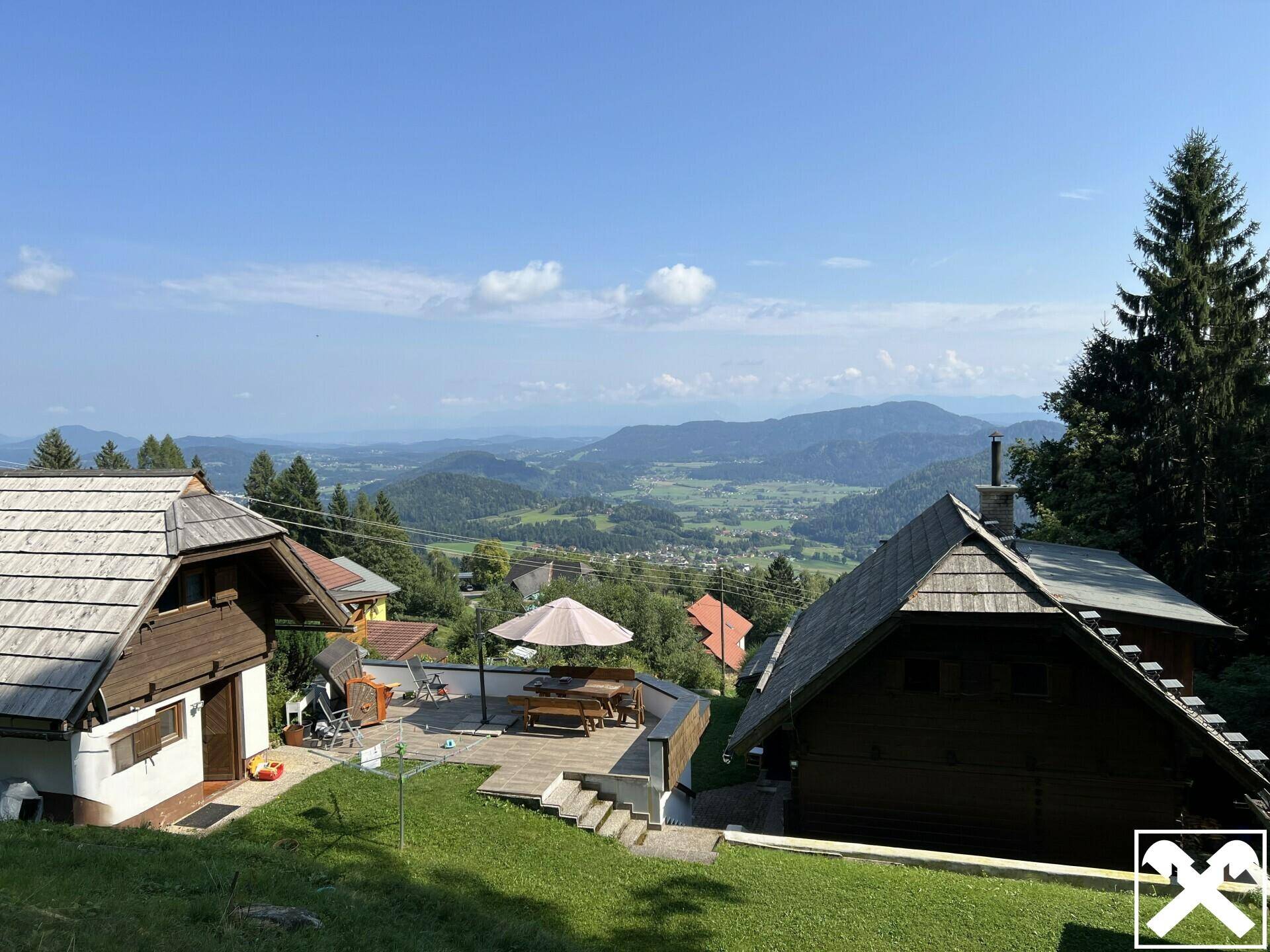 Terrasse mit Gästehaus und Wohnhaus