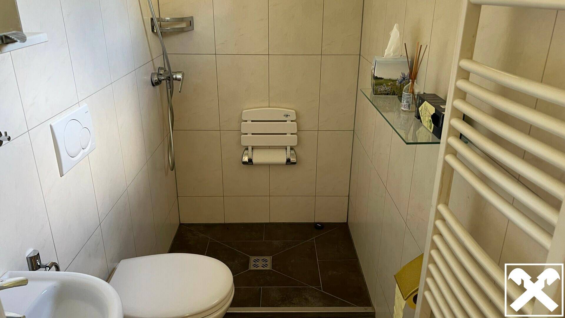 Badezimmer mit WC und Dusche EG