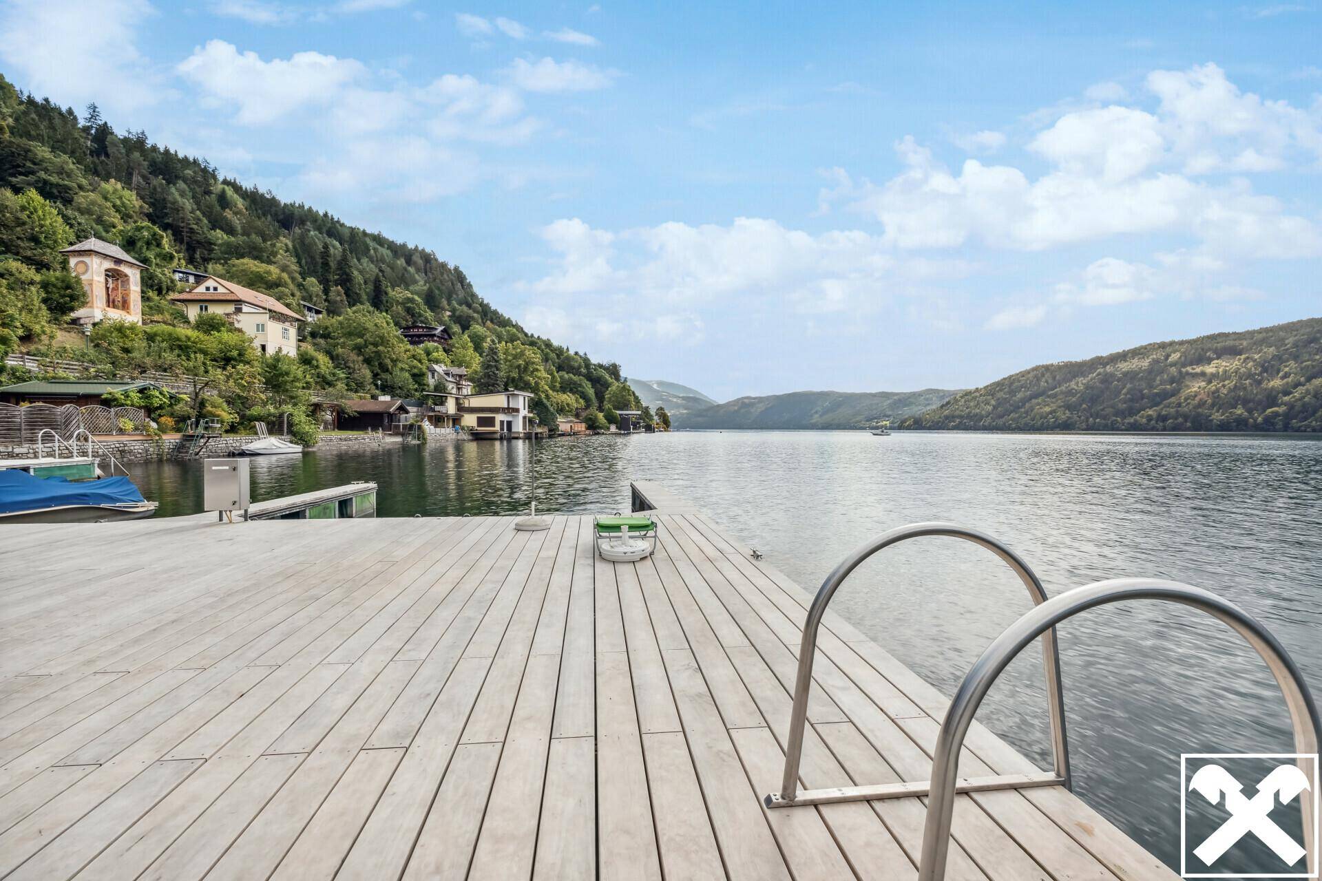 Langer Holzsteg mit Badeleiter bietet direkten Zugang zum See und Panoramablick.