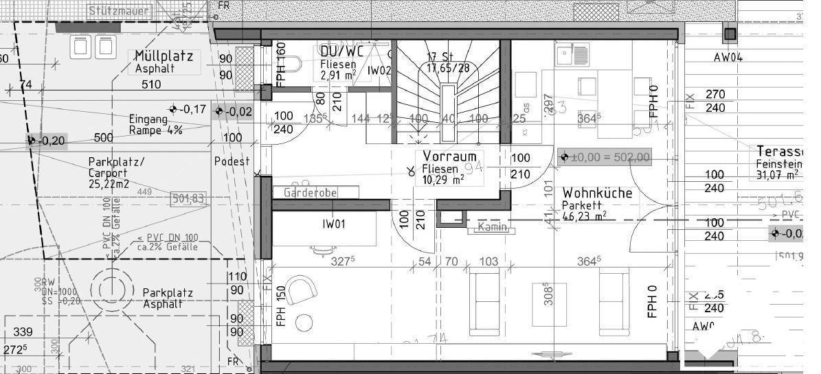 Grundriss des Erdgeschosses mit offener Wohnküche, Kamin, Terrasse und Carport-Zugang.