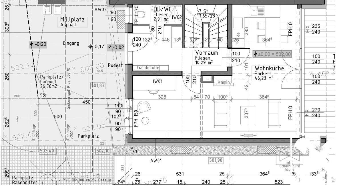 Grundriss des Erdgeschosses mit offener Wohnküche, Kamin, Terrasse und Carport-Zugang.
