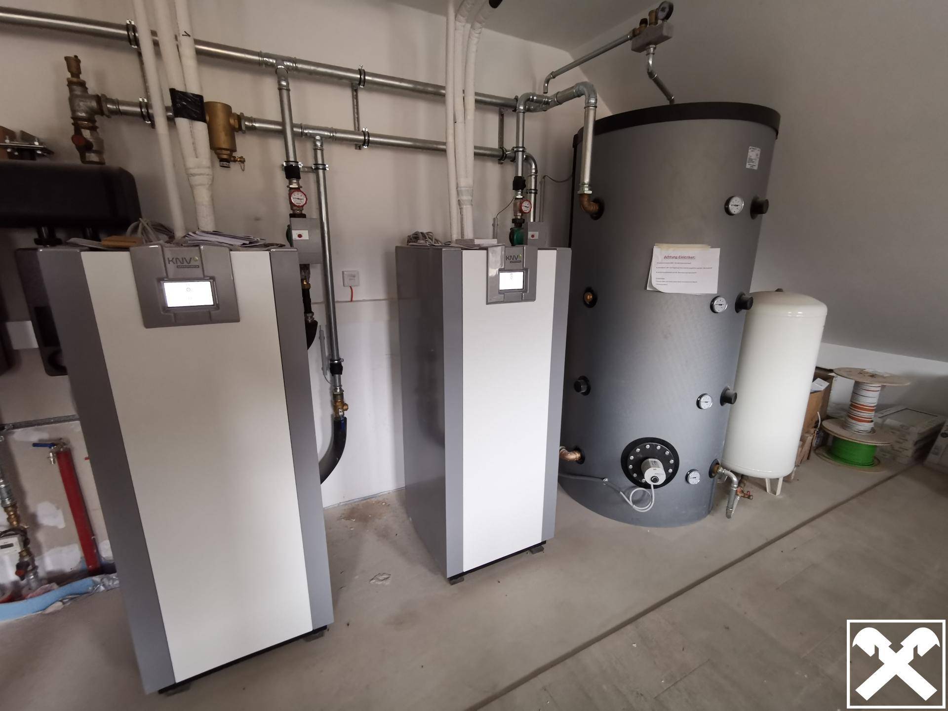 Technikraum mit modernen Heizungsanlagen und Warmwasserspeicher für das Gebäude.