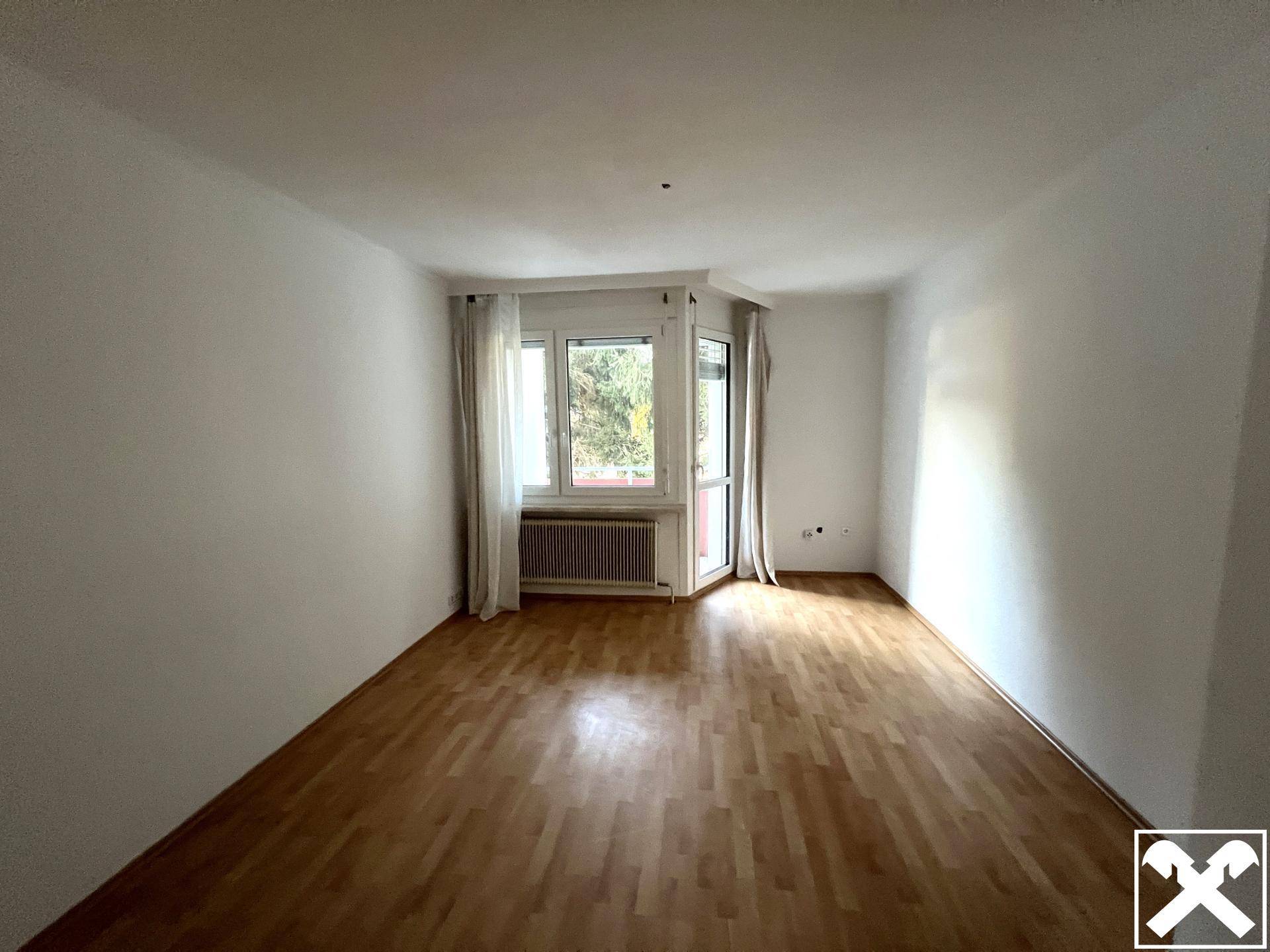 Wohnzimmer, westseitig, mit Zugang zum Balkon