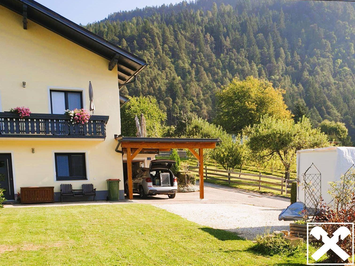 Carport und Garage