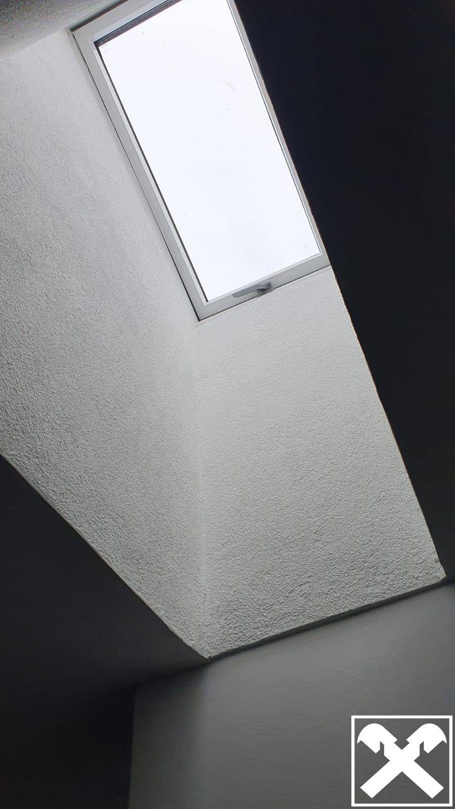 Dachfenster, das natürliches Licht in den Innenraum bringt und für eine helle Atmosphäre sorgt.