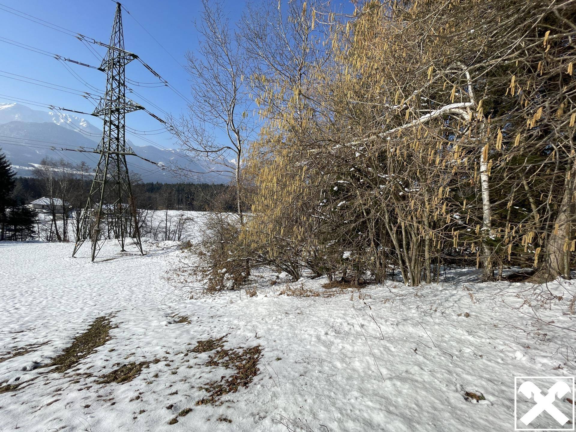 Eine 220 KV Leitung führt über das Grundstück