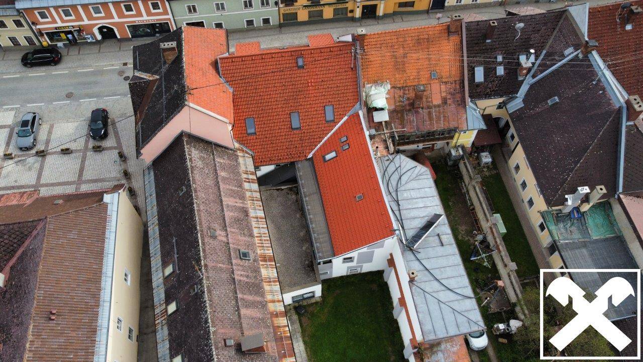 Luftaufnahme von Dächern und umliegenden Gebäuden in einer städtischen Umgebung, historische Architektur.