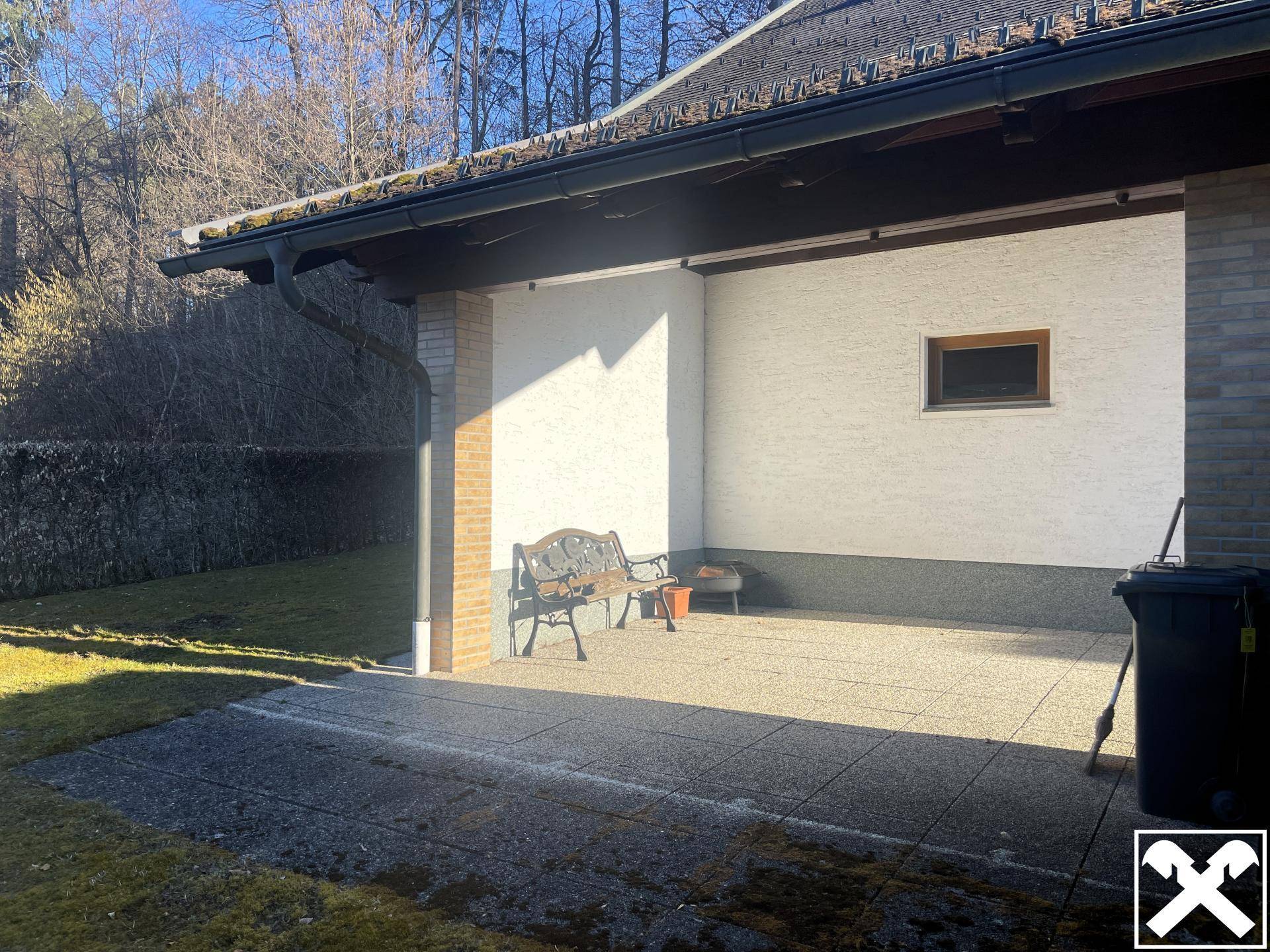 Die überdachte Terrasse, ein Platz an der Sonne