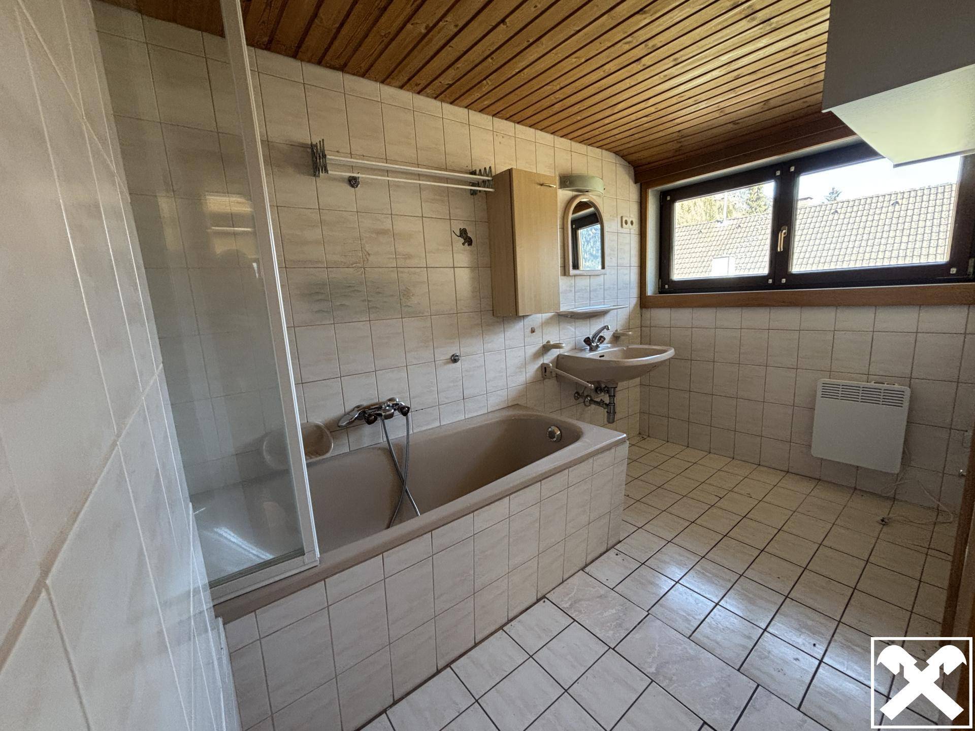 Badezimmer mit Badewanne, Dusche, Fliesen und Holzdecke im traditionellen Stil.