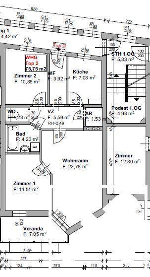 Grundriss einer Wohnung mit offenem Wohnbereich, zwei Zimmern, Bad, separatem WC und einer Veranda.