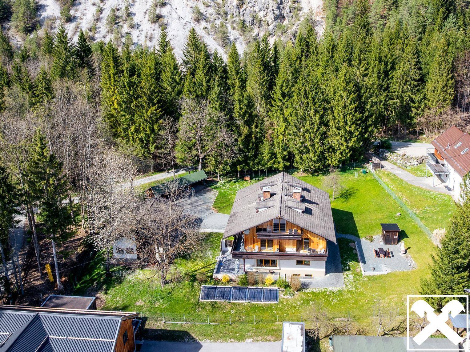 eingebettet zwischen Berg und See