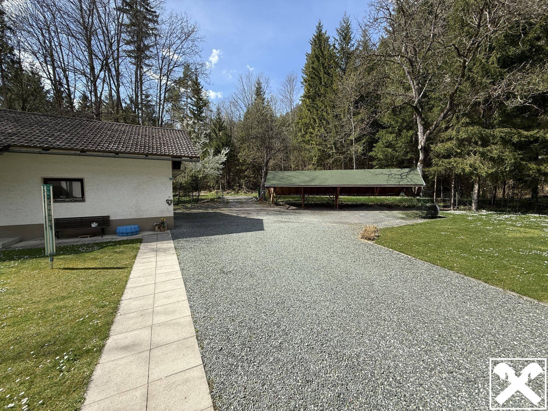 Zufahrt mit Carport