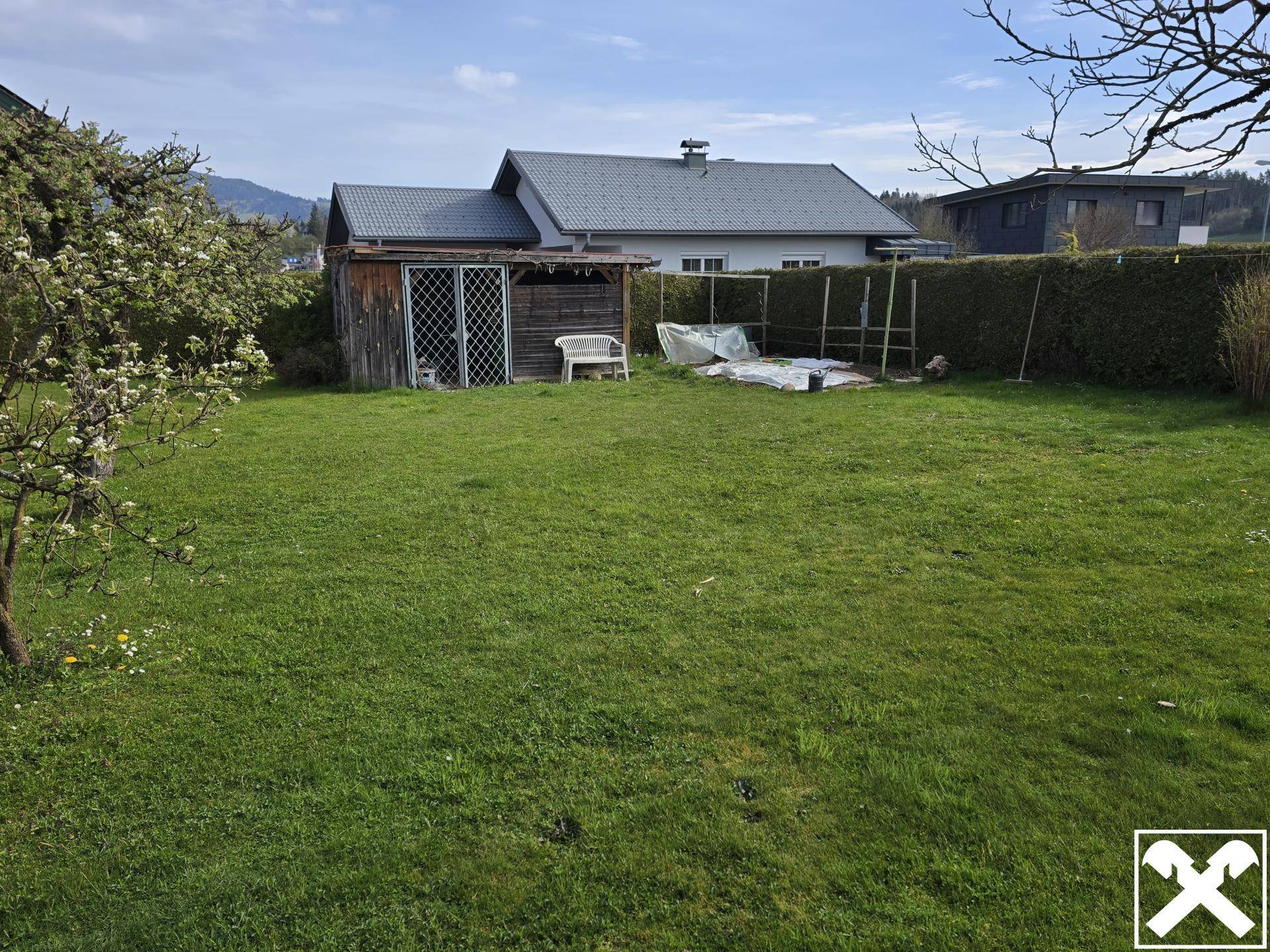 Garten mit Gartenhütte