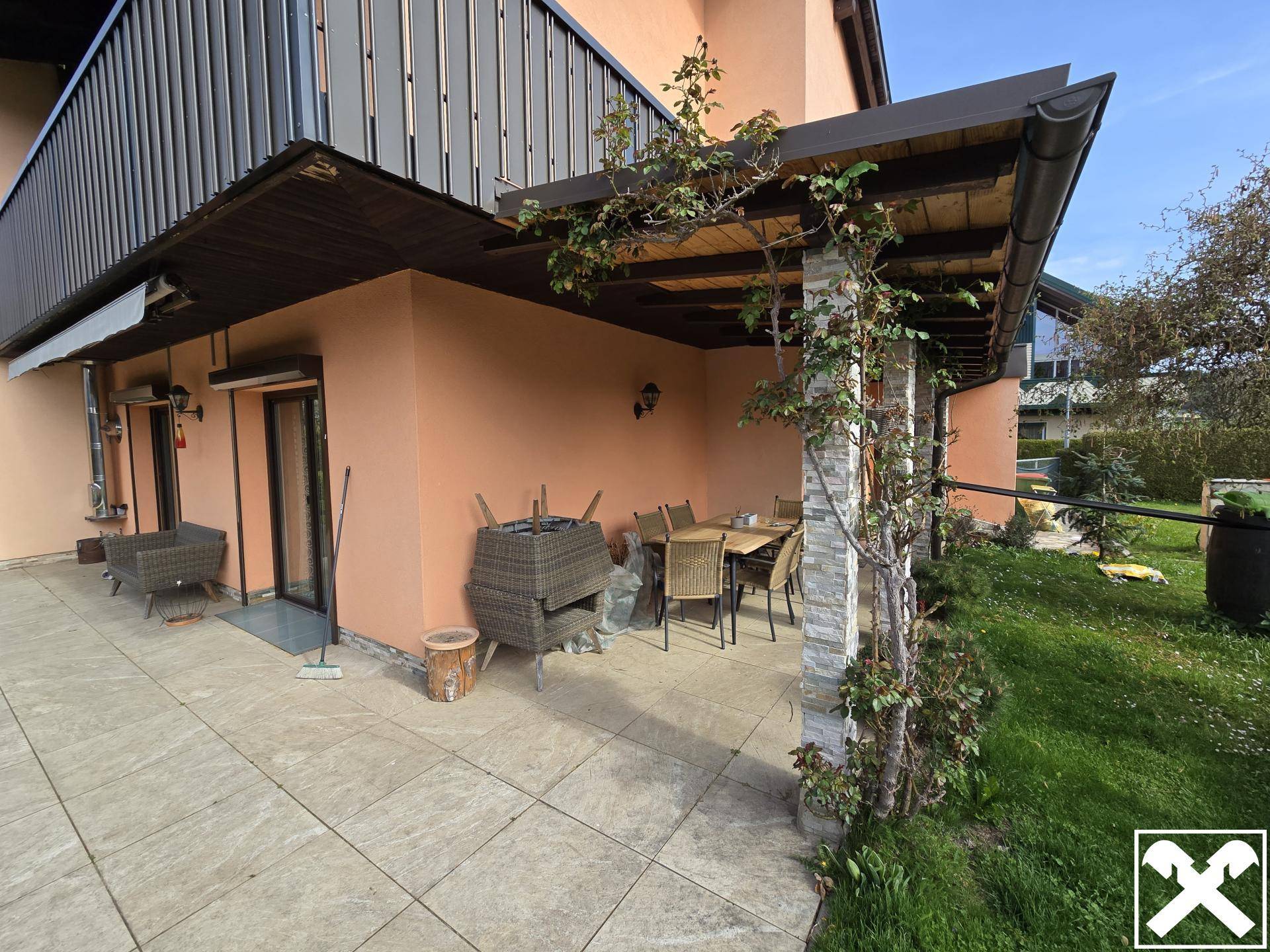 Teilüberdachte Terrasse