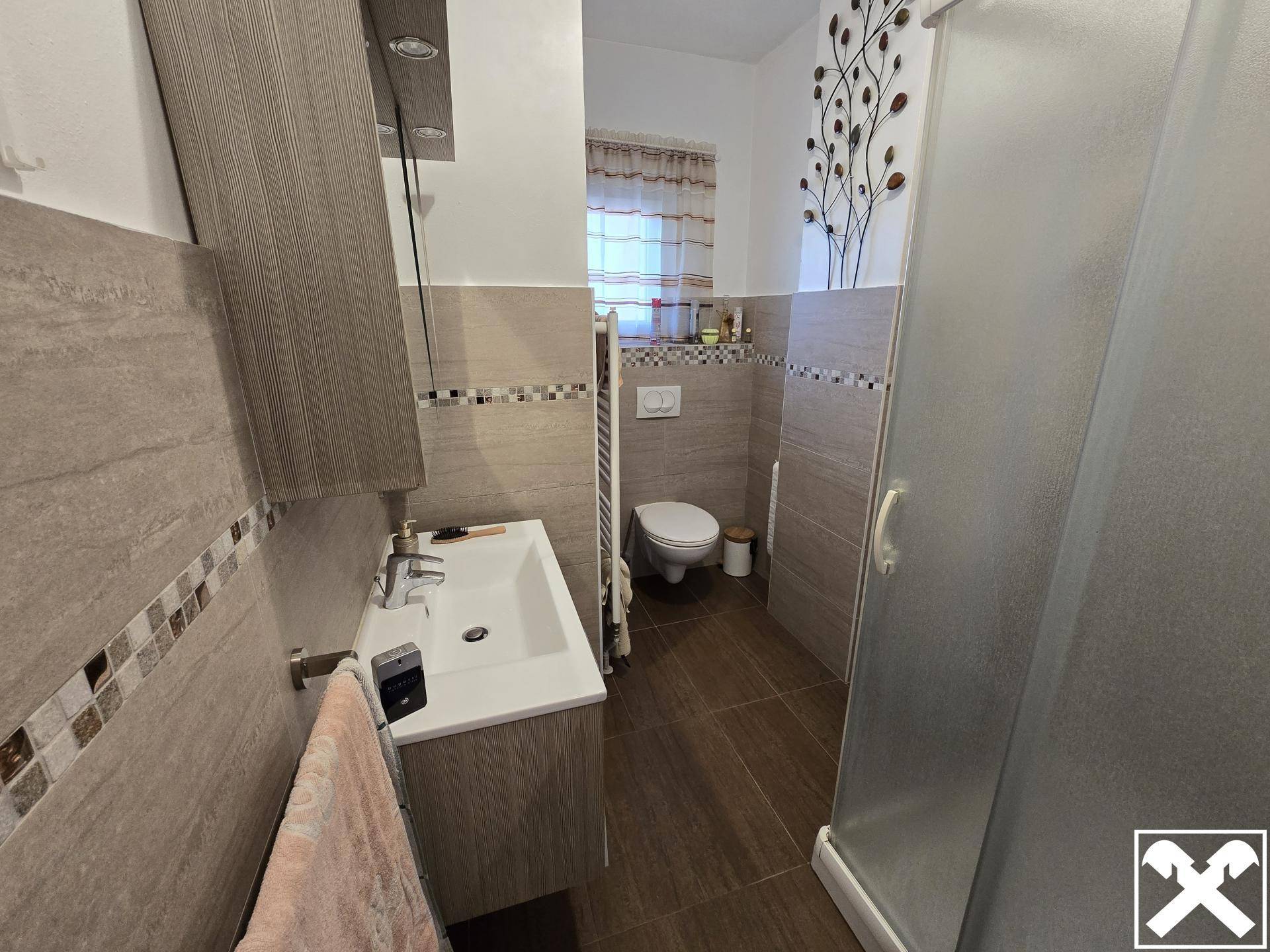 Bad mit WC und Dusche (EG)