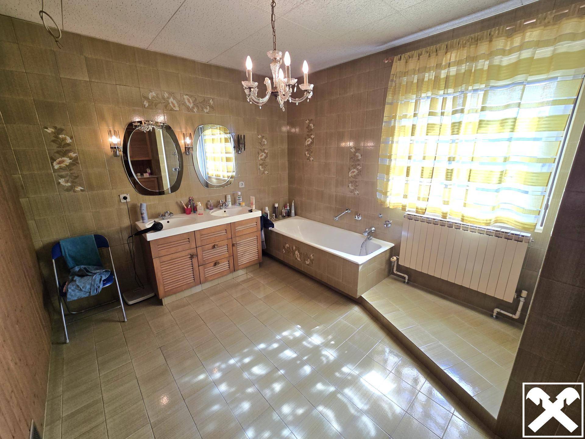 Bad mit Wanne, Dusche und Saunabereich (OG)