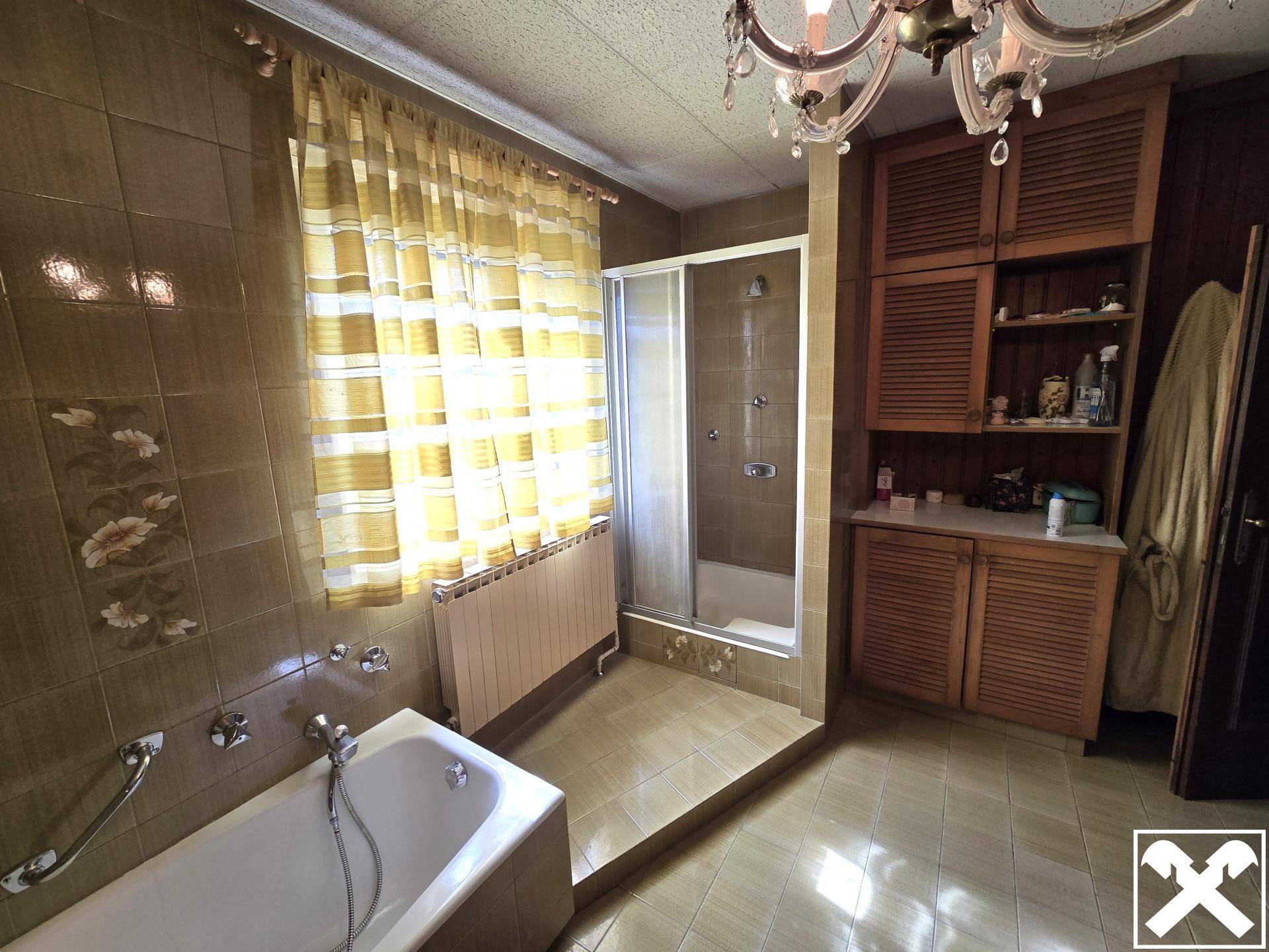 Bad mit Wanne, Dusche und Saunabereich (OG)
