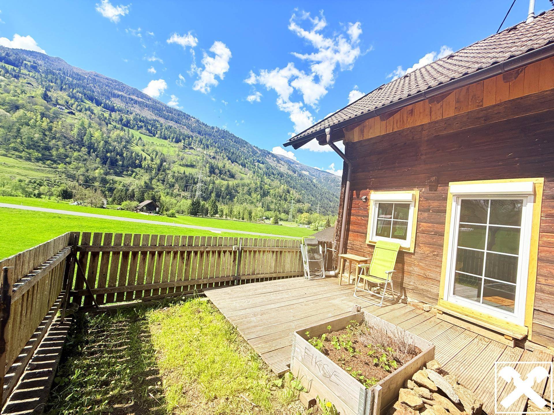 Terrasse und kleiner Garten