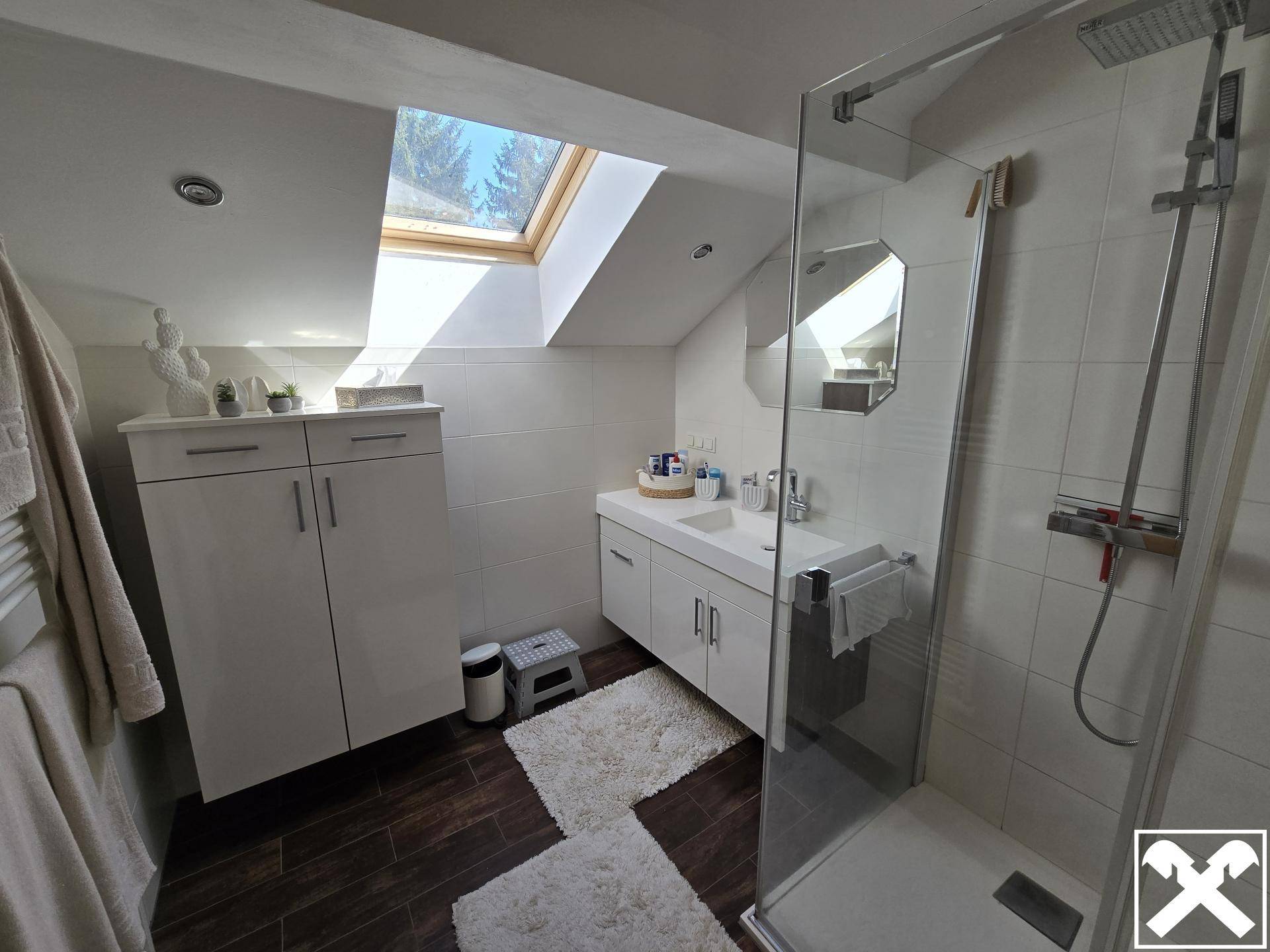 Bad mit Dusche (DG)
