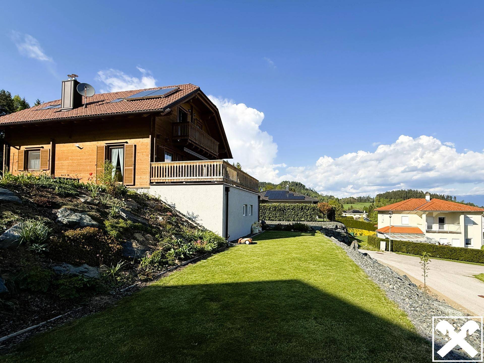 .. mit dem terrassenartig angelegten Grünbereich