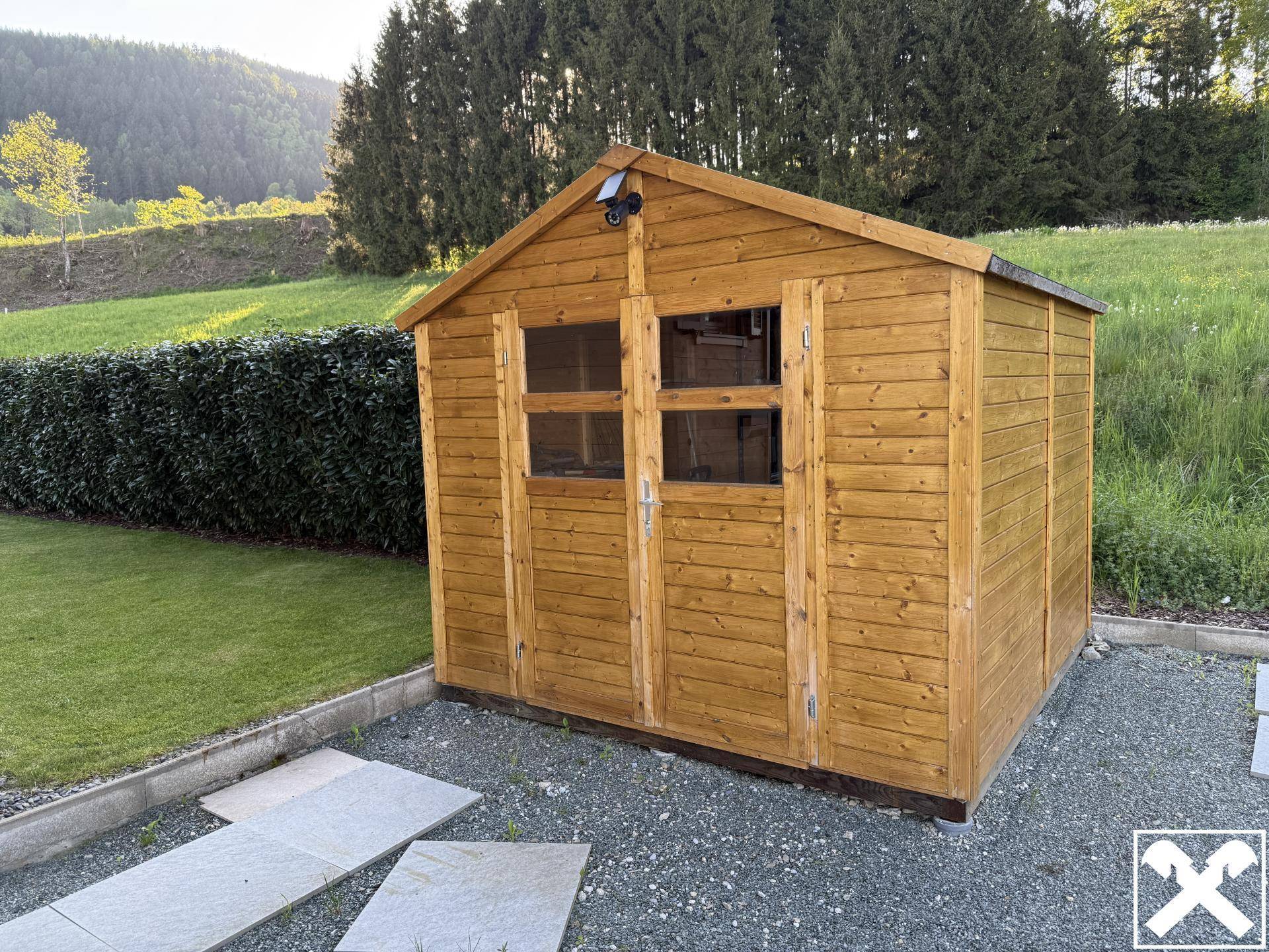 Kleiner Holzschuppen im Gartenbereich, ideal für Gartengeräte und Lagerung.