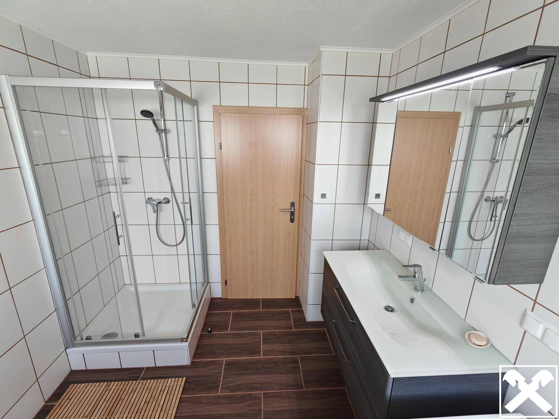 Bad mit WC und Dusche Haupthaus (EG)