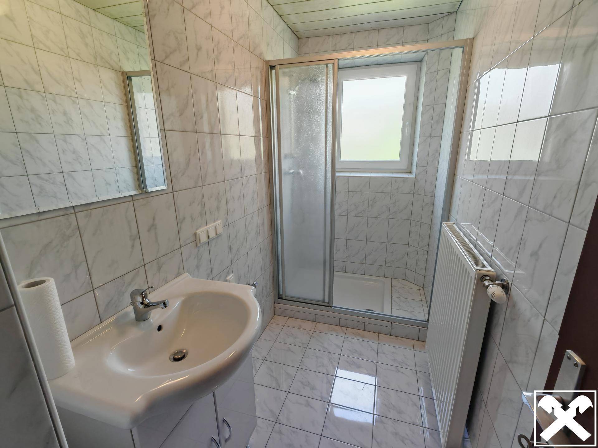 Bad mit Dusche Haupthaus (OG)