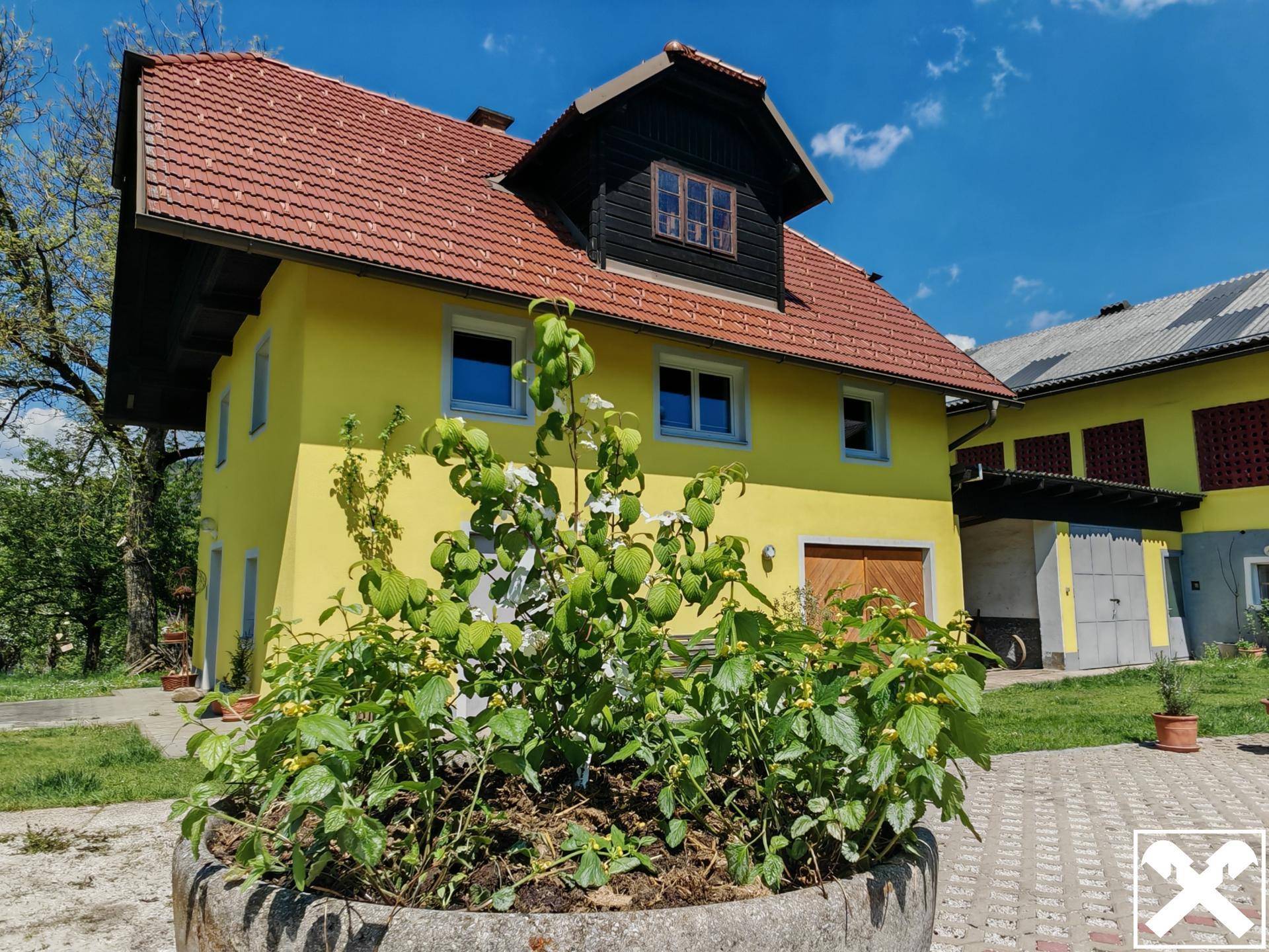 Außenansicht Nebengebäude und Garage