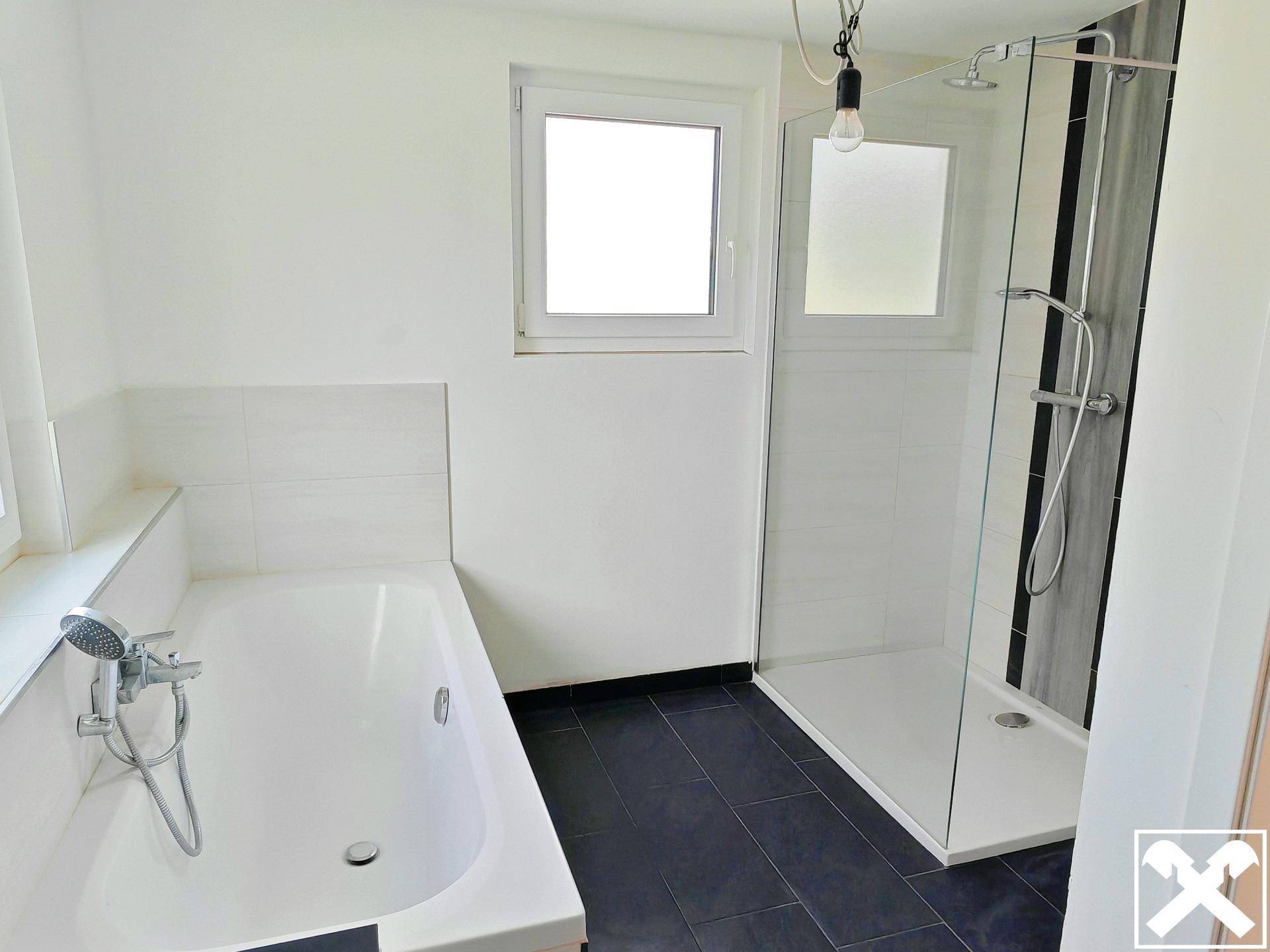 Bad mit Wanne und Dusche (OG)