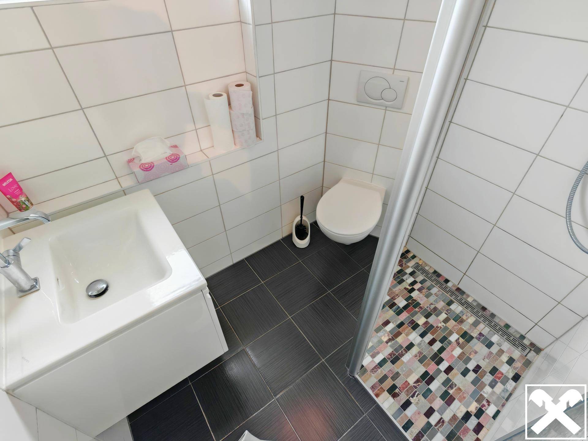 Bad mit Dusche und WC (EG)