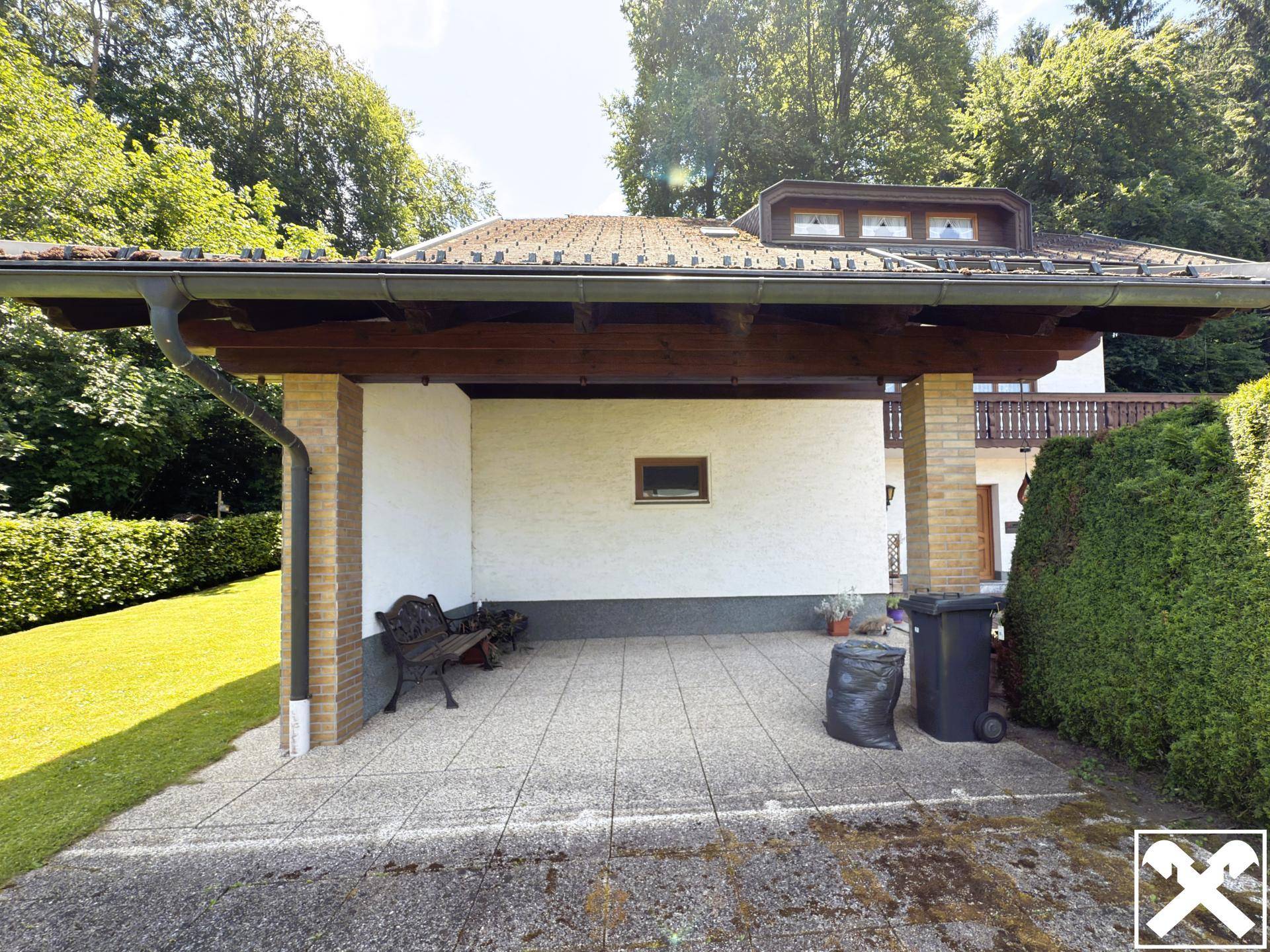 Die überdachte Terrasse, auch als Carport nutzbar