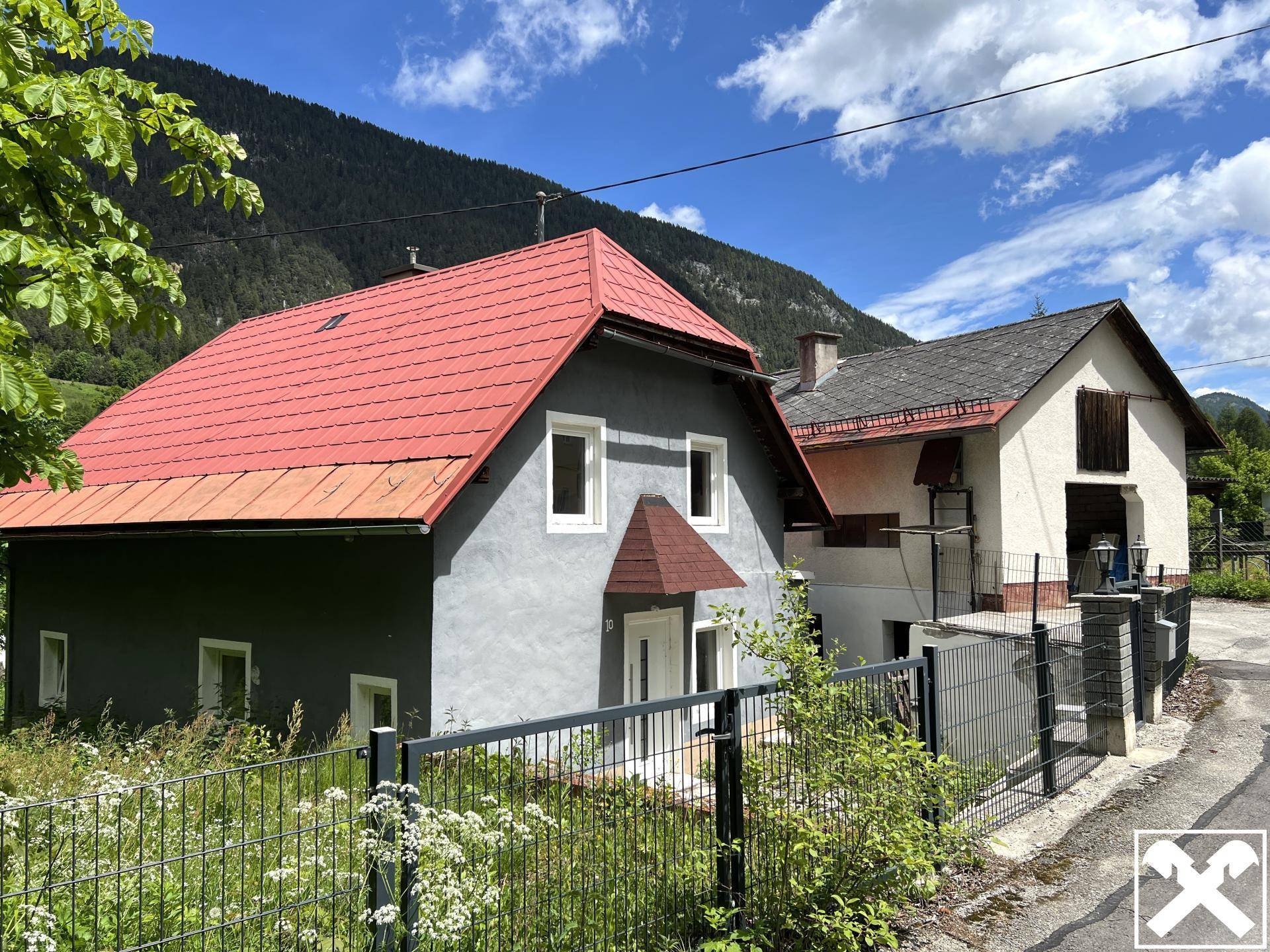Wohnhaus mit Nebengebäude