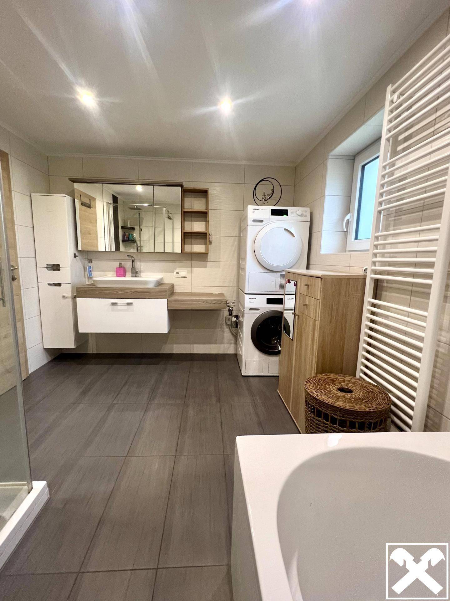 Bad mit Wanne, Dusche und WC (EG)