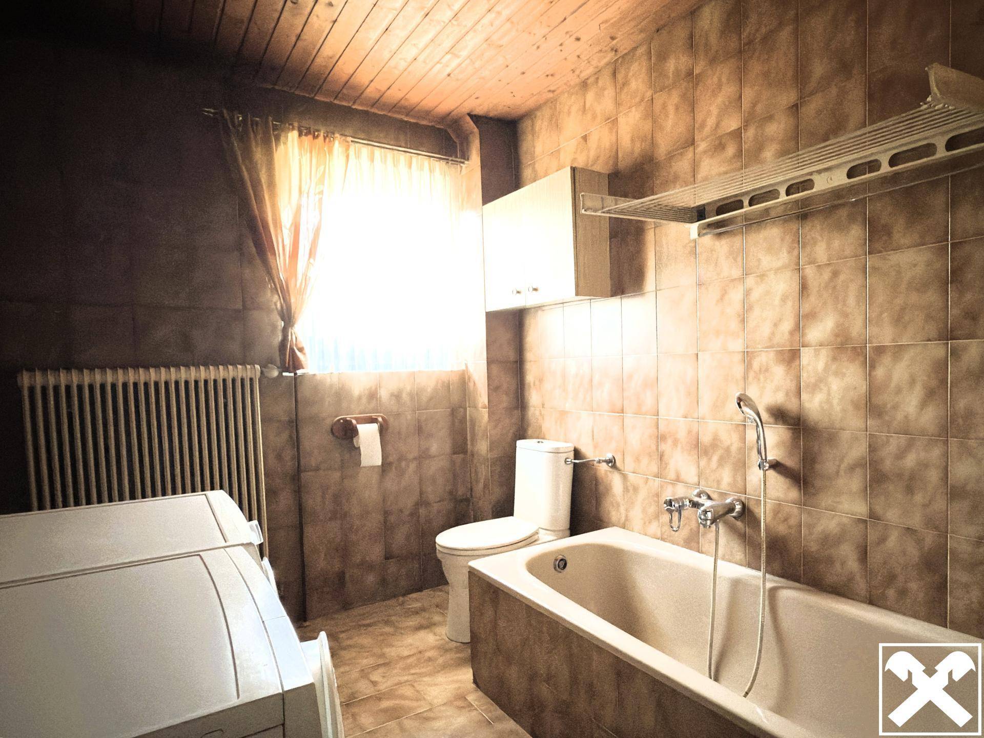Badezimmer im EG mit Dusche, WC und Wanne